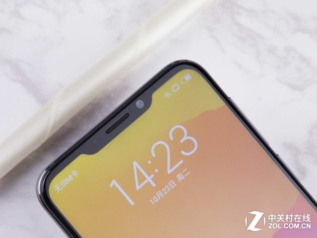 旗舰级别的双摄模块、89.6%的超高屏占比、骁龙710次顶级移动平台还有mCharge的加入都证明了魅族X8不仅仅是一部简单的千元手机这么简单。 说句实在话,魅族X8高屏占比全面屏设计,解决了一大批处女座、强迫症用户,更加完整、一体化的屏幕在显示效果上更加吸引眼球。 魅族X8是一款主打拍照功能的千元手机,在其他层面上也让我们看到了这款手机的优势,例如:骁龙710、定制刘海屏等等,这些配置均是同等价位的较高水平。 编辑点评: 总的来说,魅族X8是一款性价比较高的一款产品,硬件上不输同价位的大多机型。从