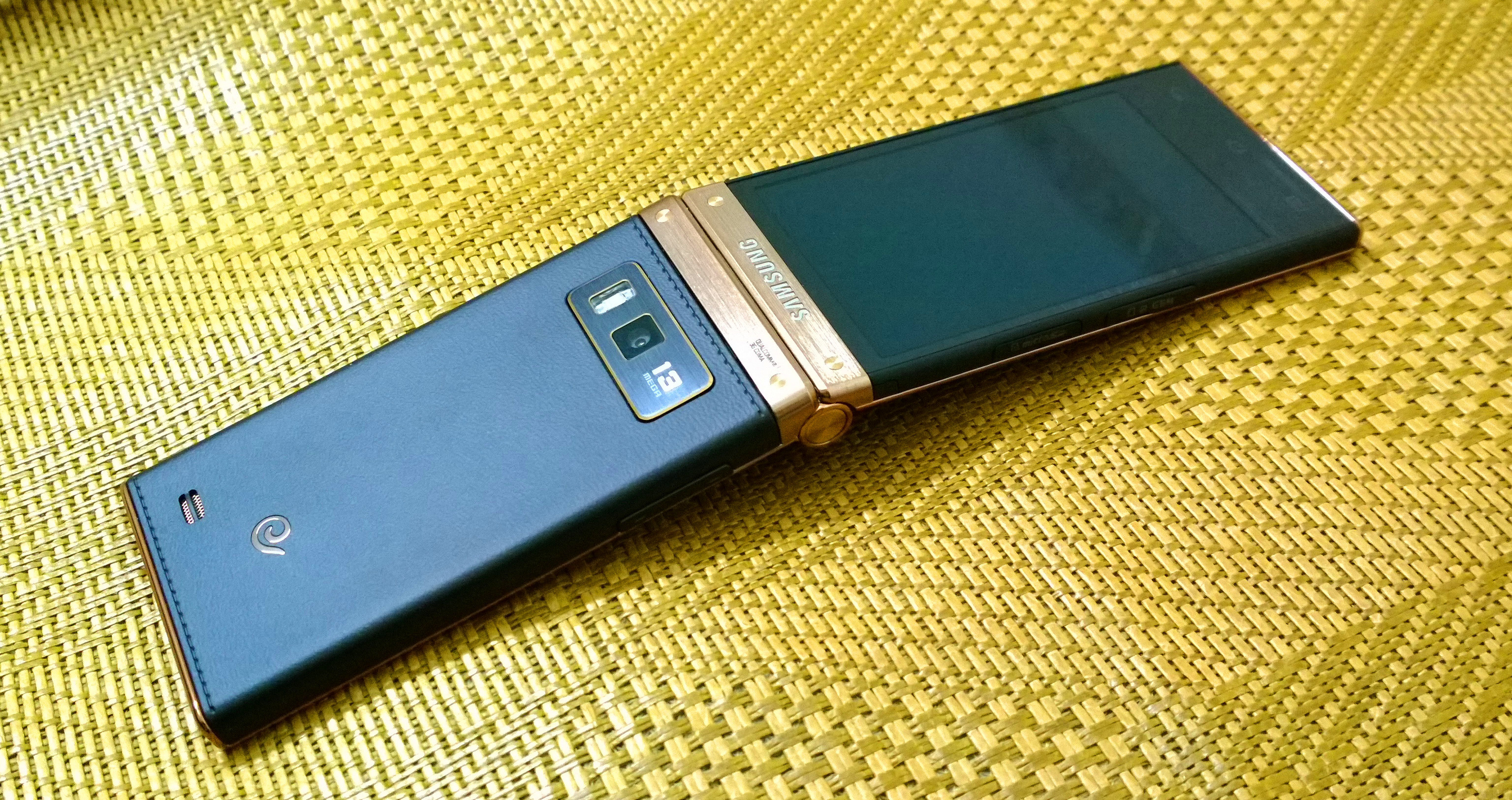 手机 三星手机 三星w2014(电信3g) 点评 优点: 很大气,很显档次,外观