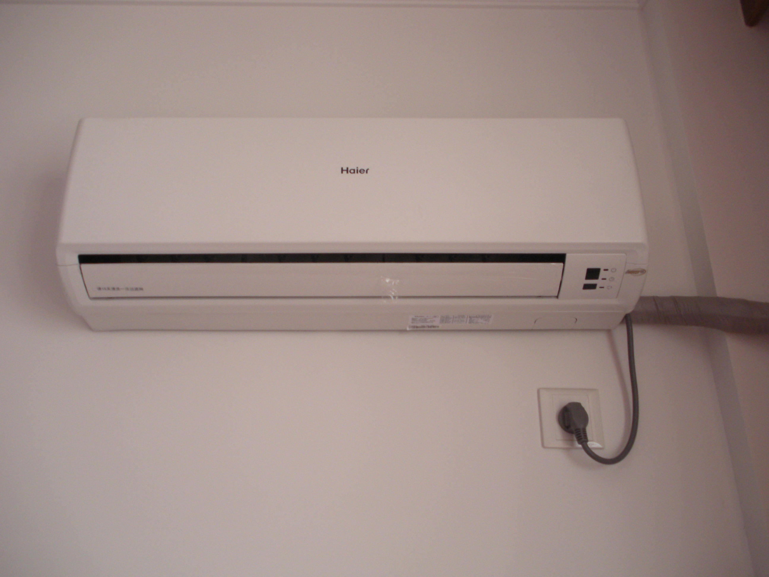 这是款纯白色的空调,不复杂,简单即是美,放在房间里很搭.