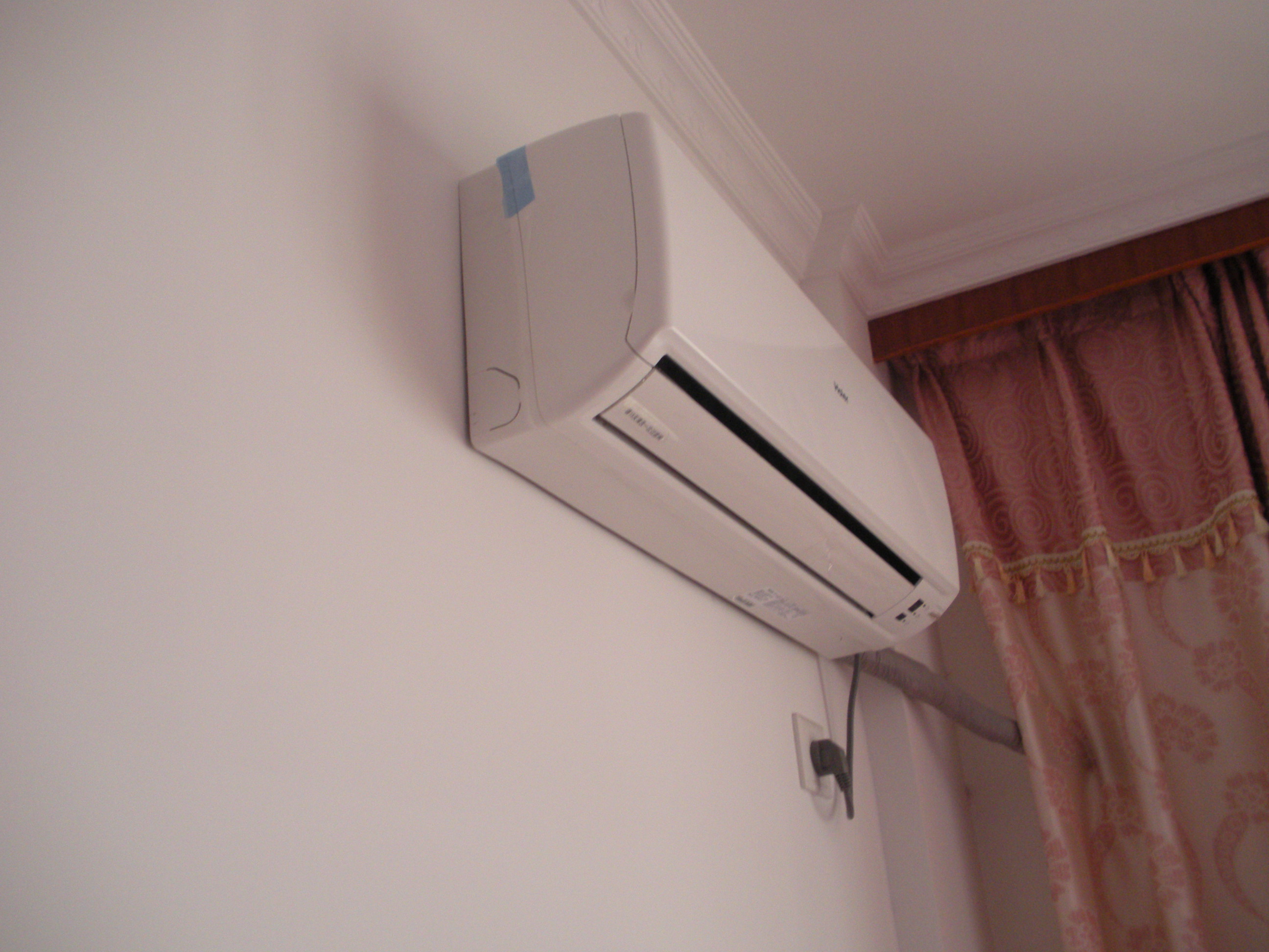 这是款纯白色的空调,不复杂,简单即是美,放在房间里很搭.