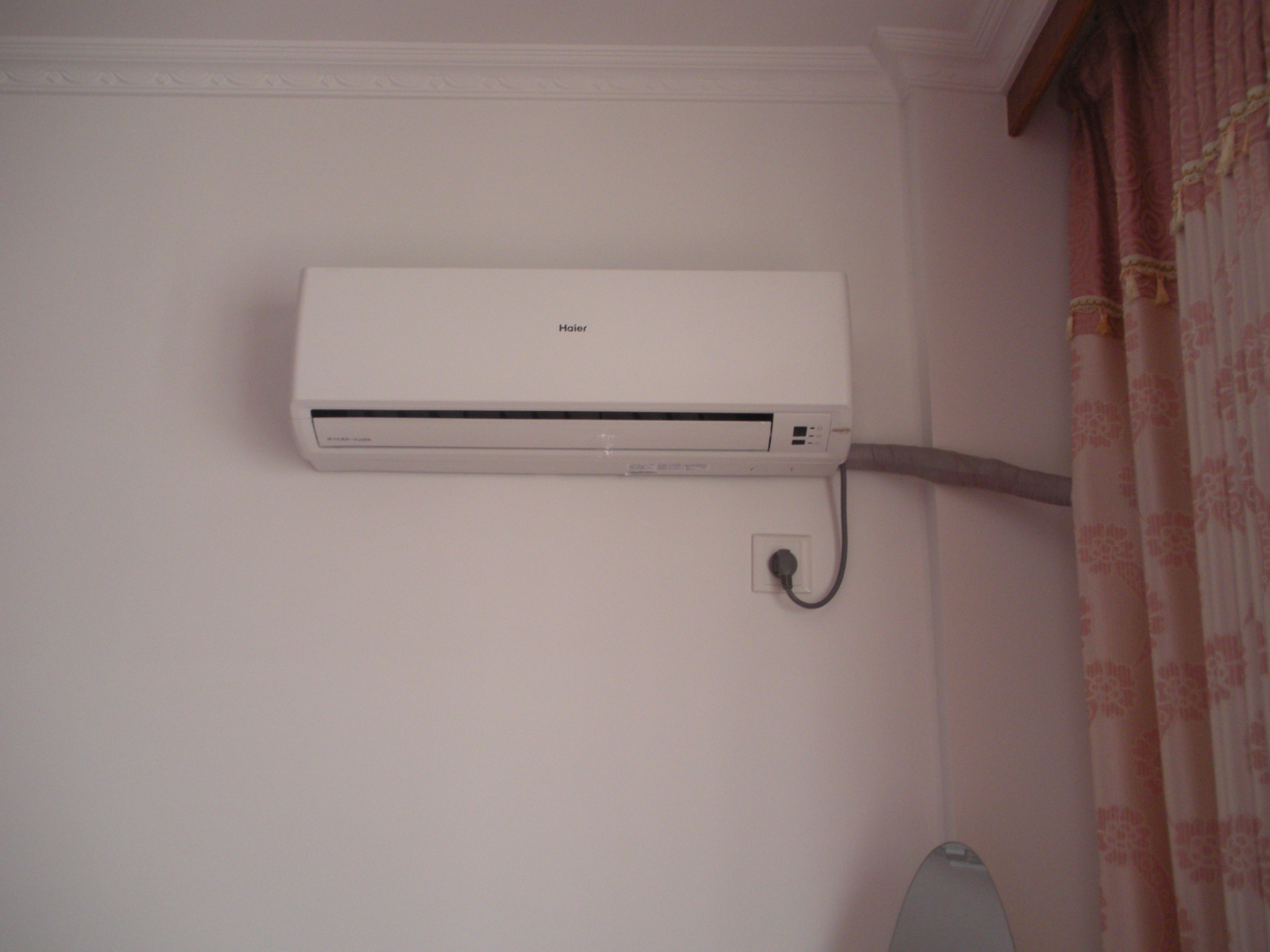 这是款纯白色的空调,不复杂,简单即是美,放在房间里很搭.