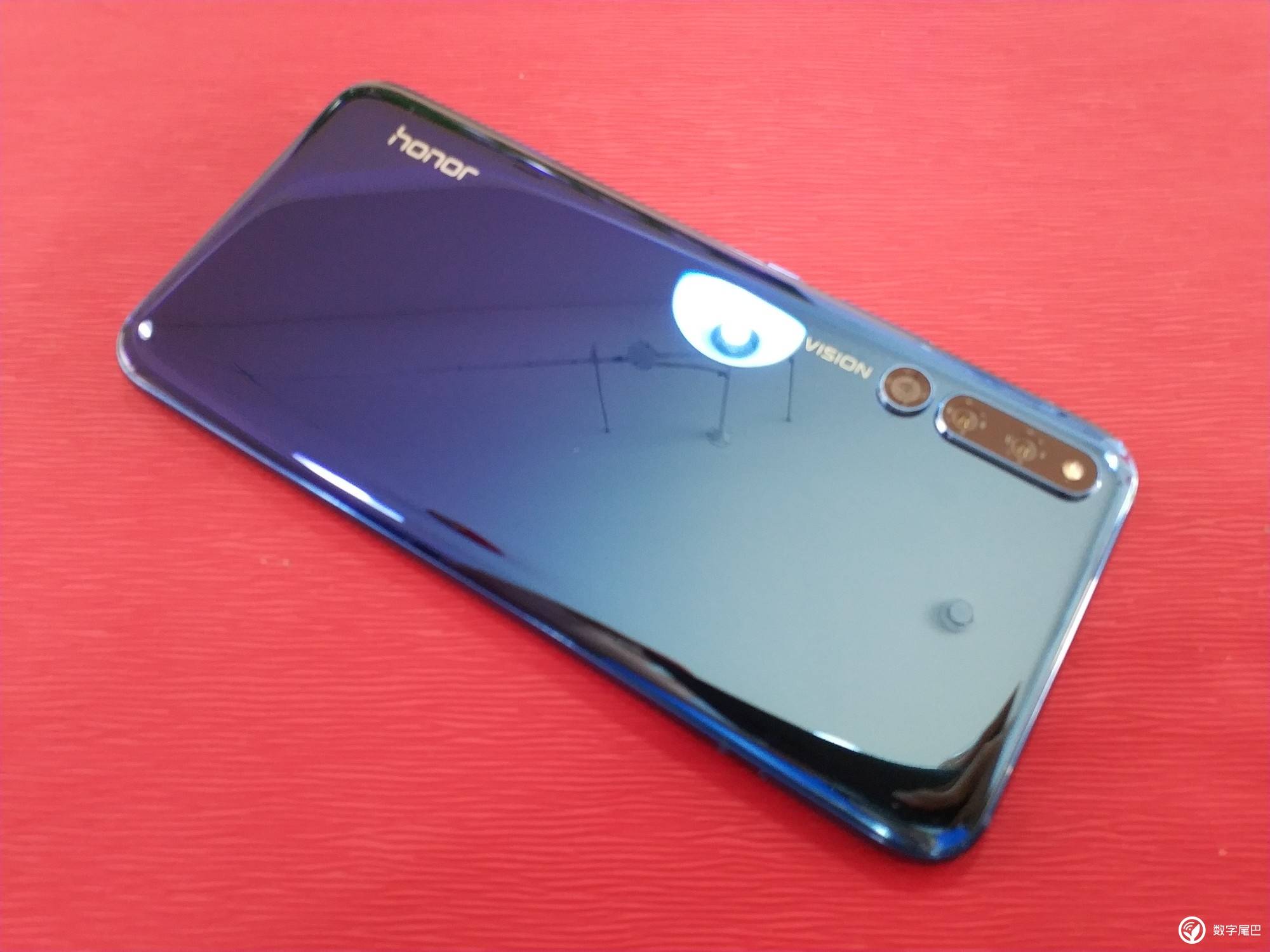 快递小哥很用心,先来说说手机外观吧,这次荣耀的magic2的提升还是不错