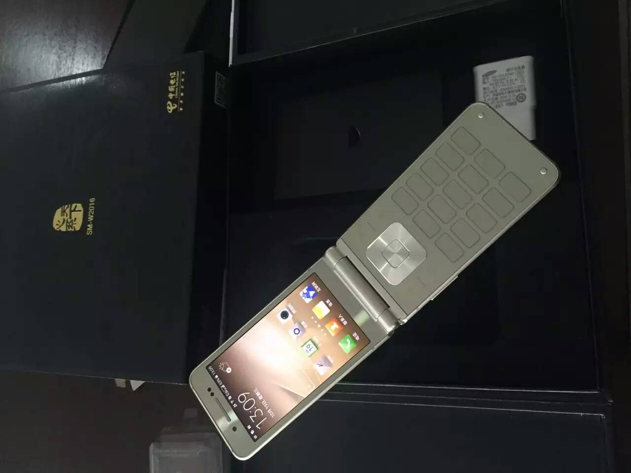 Samsung dévoile un smartphone à clapet, le SM-W2016