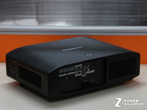 松下 PT-HZ900C 外观图