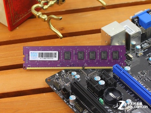 内存威刚 4GB DDR3 1600（万紫千红）背面 