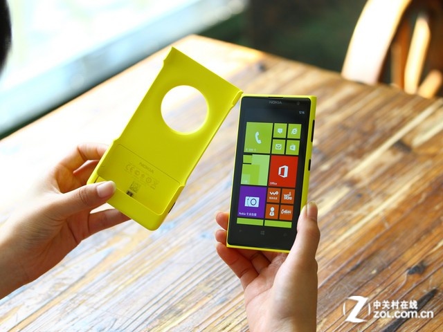 (中关村在线深圳7月24日行情资讯)超高像素拍照手机诺基亚1020在商家"